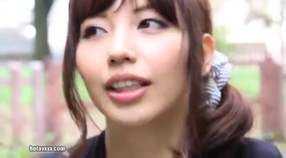 脸部特写 · 户外 · 黑色上衣