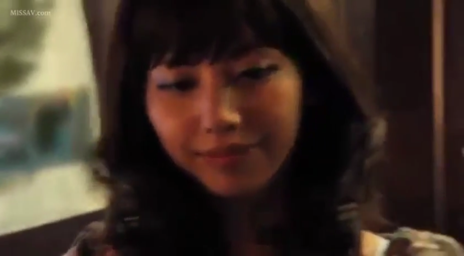 室内 · 微笑 · 面部特写 · 凝视 · 正面 · 碎花上衣 · 黑发