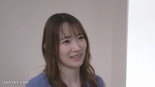 室内 · 脸部特写 · 微笑 · 注视 · 长发 · 正面站姿 · 蓝色无袖针织衫