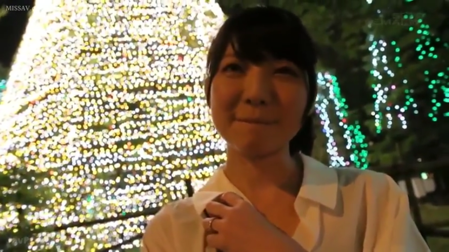 脸部特写 · 白色衬衫 · 期待感 · 夜晚街道 · 虚化效果