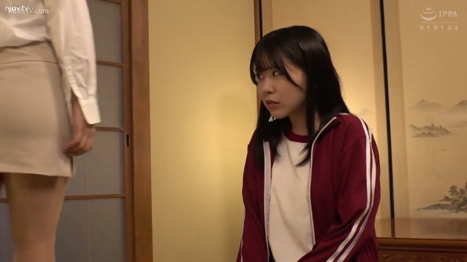 不安 · 侧面视角 · 深红色运动夹克 · 日式房间 · 室内光线柔和