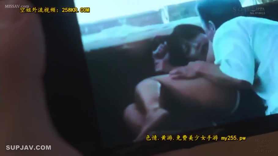 享受 · 手机 · 头部特写 · 男上女下 · 室内卧室 · 男性白衬衫