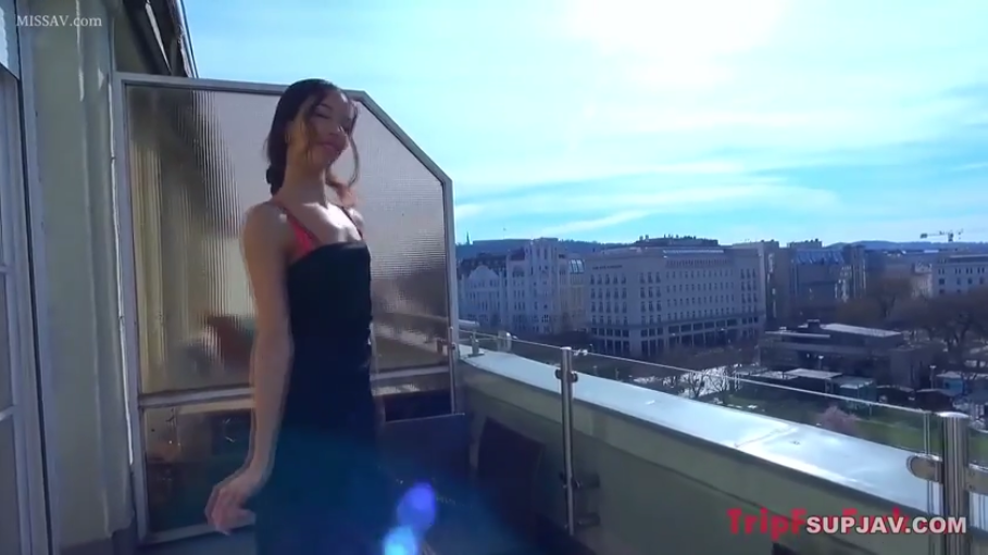 站立 · 摆拍 · 微笑 · 栏杆 · 中远景 · 城市背景 · 黑色吊带背心 · 户外阳台