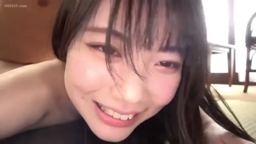 室内 · 脸部特写 · 全裸 · 俯卧 · 微笑 · 对视 · 长发