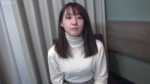 卧室 · 略显忧郁 · 面部特写 · 白色高领针织衫