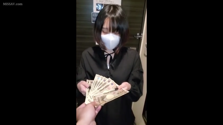 室内 · 现金 · 佩戴口罩 · 黑色长袖衬衫 · 手持钞票特写