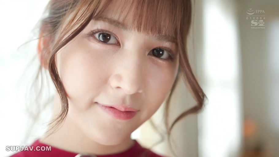 室内 · 脸部特写 · 微笑 · 凝视 · 日本AV · 红色上衣 · 正对镜头