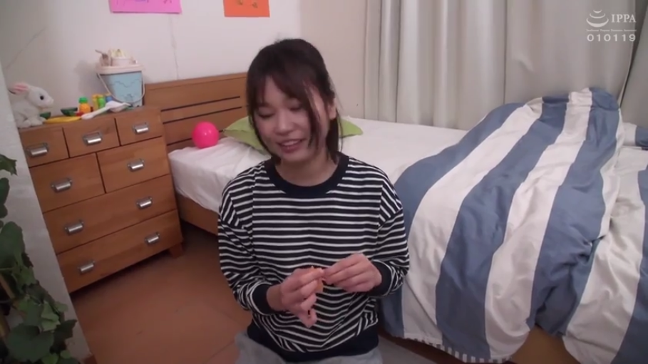 跪坐 · 卧室 · 中景 · 微笑 · 床 · 居家 · 聊天 · 条纹上衣