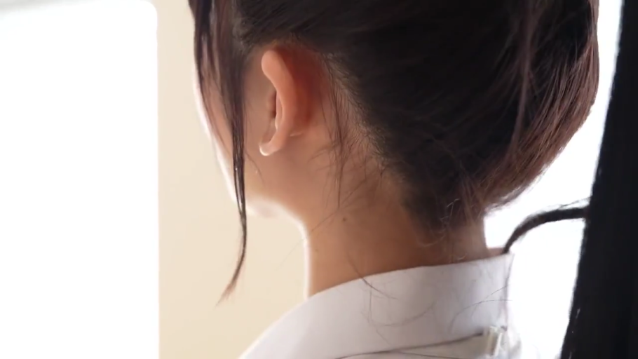 平静 · 白色衬衫 · 后颈部 · 室内窗边 · 逆光效果