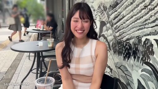 坐姿 · 微笑 · 半身特写 · 聊天 · 素人 · 户外咖啡厅 · 饮料杯 · 无袖格纹裙