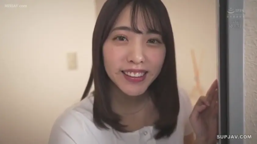 房间门口 · 温柔 · 面部特写 · 白色上衣