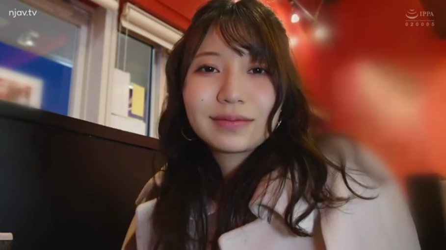 室内 · 坐姿 · 微笑 · 面部特写 · 凝视 · 大衣