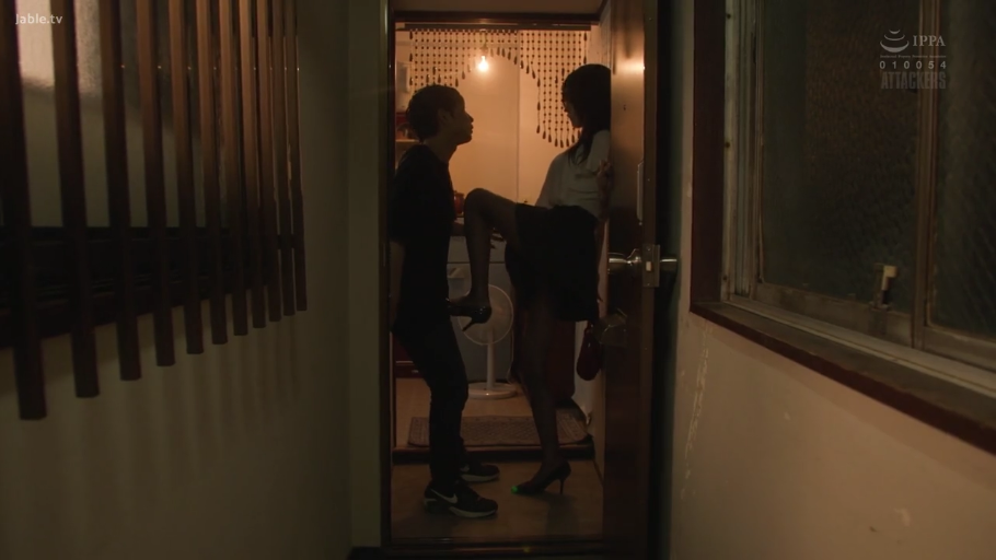 玄关 · 全身 · 抬腿靠墙 · 高跟鞋