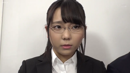 专注 · 眼镜 · 黑色西装外套 · 面部特写 · 室内办公室