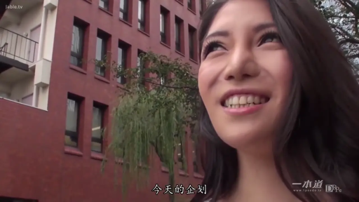 交谈 · 脸部 · 站姿 · 微笑 · 户外 · 休闲服 · 熟女