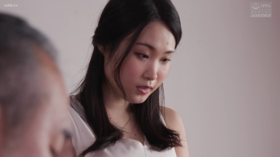 室内 · 坐姿 · 专注 · 头部特写 · 亚洲女性 · 低头凝视 · 白色无袖衫