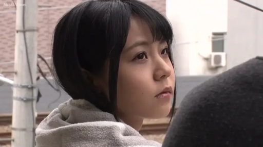 站立 · 平静 · 户外 · 日常 · 侧脸 · 灰色卫衣 · 眺望