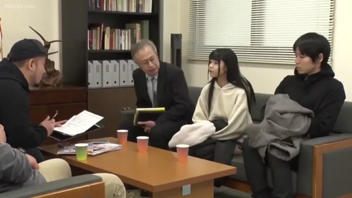 坐姿 · 严肃 · 办公室 · 全景 · 纸杯 · 多人 · 谈话 · 卫衣