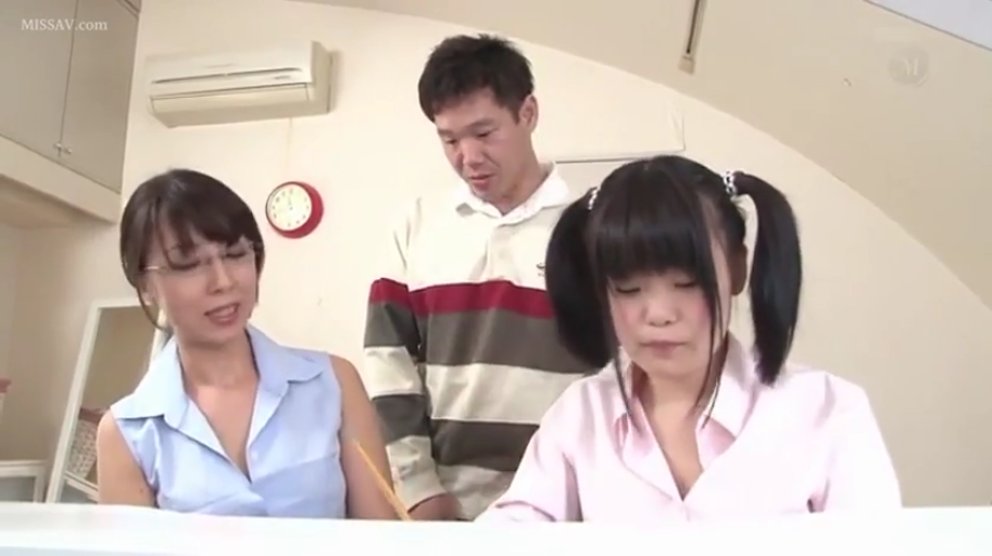 办公桌 · 平静 · 笔 · 人物中景 · 年轻女穿浅粉色衬衫