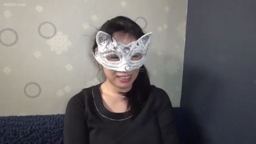 房间 · 微笑 · 面具特写 · 黑色长袖上衣 · 白色猫耳面具