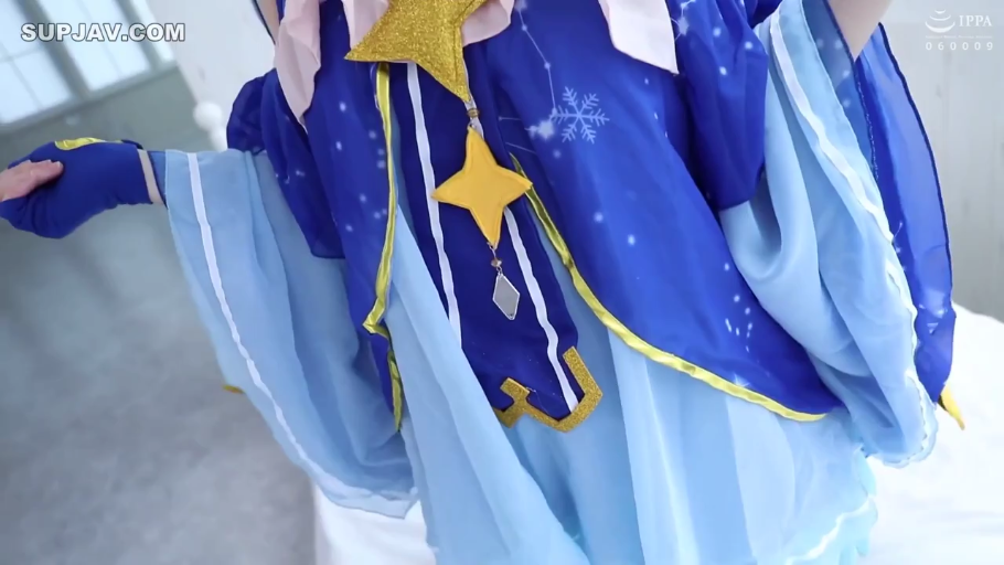 室内 · 蓝色手套 · 服装细节特写 · 星形装饰