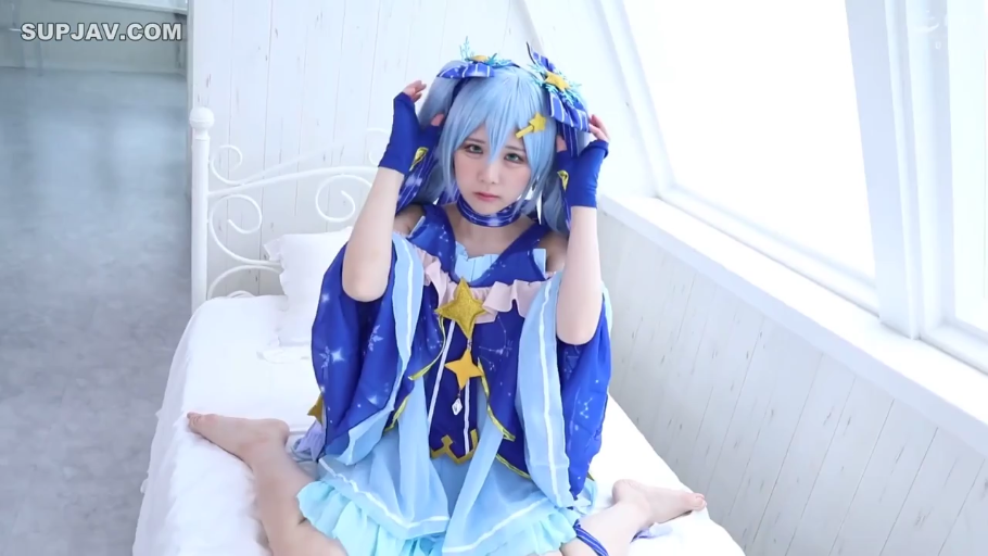卧室 · 服装细节 · 自然光 · 注视镜头 · 星星发饰 · 半截指手套