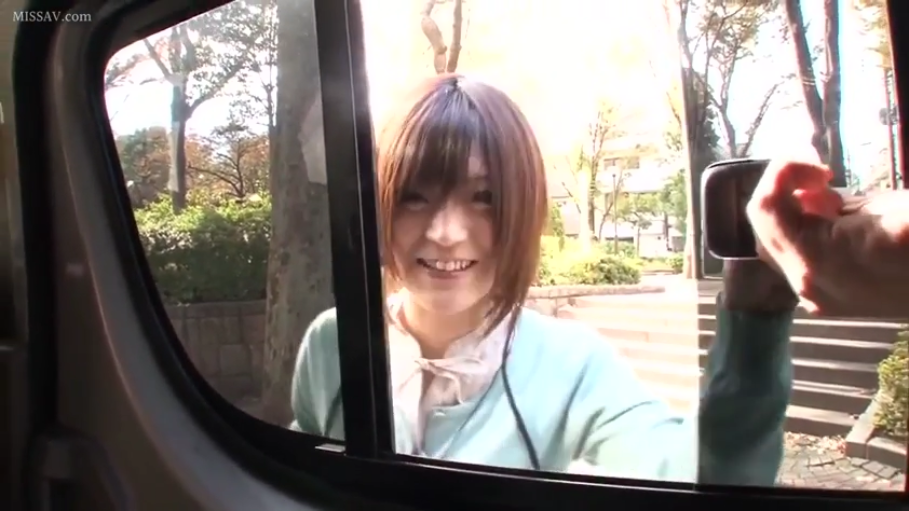 脸部 · 站立 · 微笑 · 观察 · 针织衫 · 户外 · 汽车 · 魔镜号