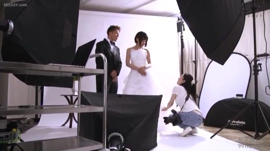 冷静 · 白色婚纱 · 摄影棚 · 专业摄影灯光 · 女摄影师背影 · 专业影棚布景