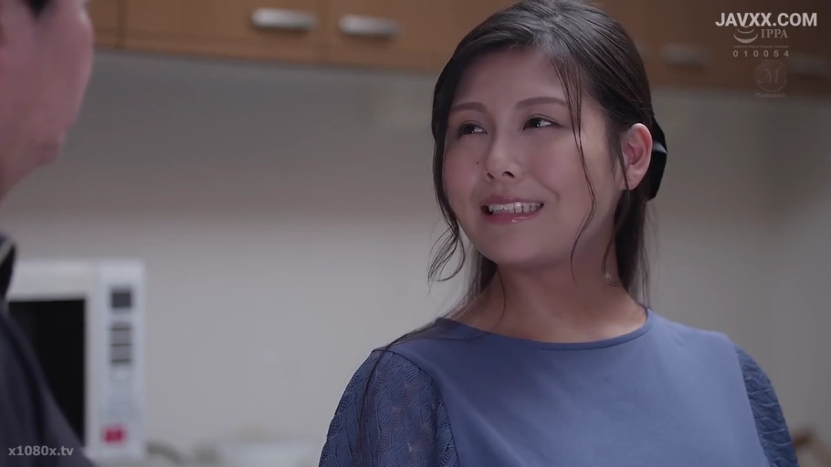 脸部特写 · 温柔 · 厨房 · 蓝色上衣