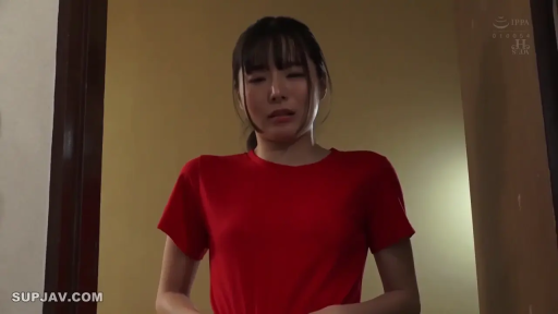 卧室门口 · 难为情 · 面部特写 · 红色短袖T恤