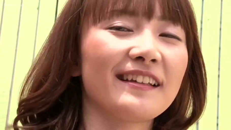 户外 · 微笑 · 眼睛特写 · 脸部潮红