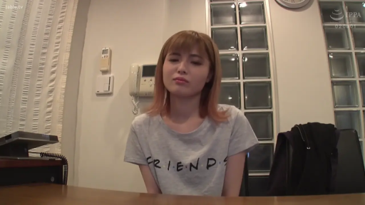 房间 · 无奈 · 脸部特写 · 灰色短袖T恤