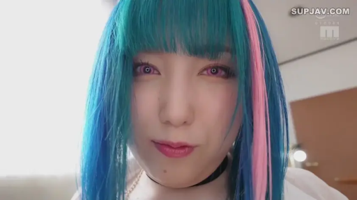 室内 · 黑色项圈 · 轻微抿嘴 · 女性面部特写