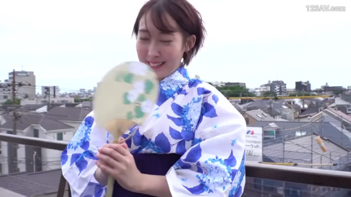 站立 · 中景 · 微笑 · 户外 · 短发 · 浴衣 · 团扇 · 持扇