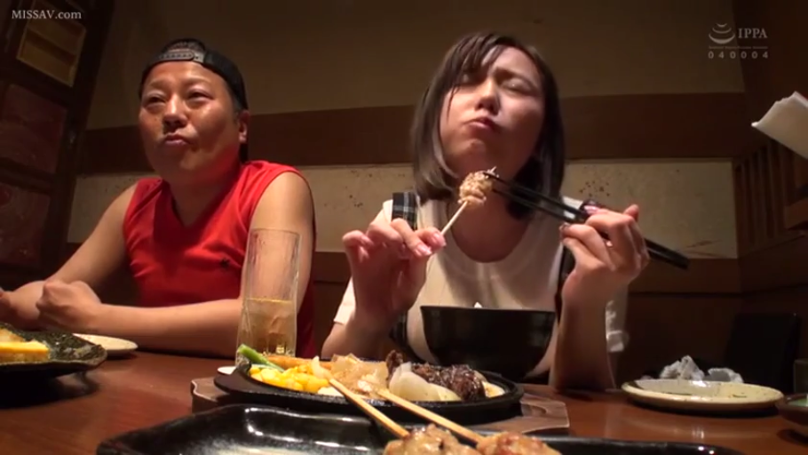 红色背心 · 昏暗灯光 · 餐厅 · 串烧 · 享受美食的表情 · 女子吃东西时的面部特写