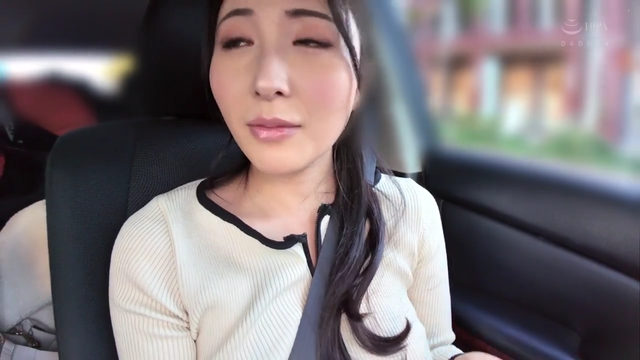 半闭双眼 · 面部特写 · 汽车 · 汽车内 · 米白色针织衫