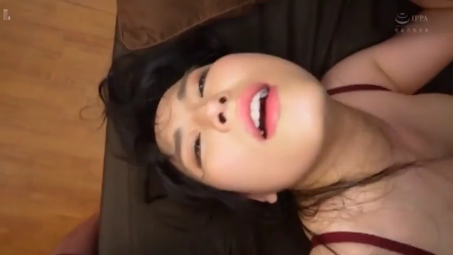 室内 · 脸部特写 · 销魂 · 仰卧 · 呻吟 · 亚洲女性 · 红色吊带