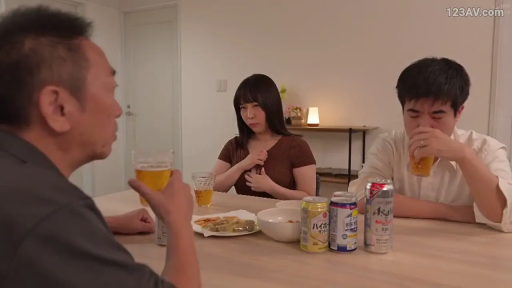 室内 · 坐姿 · 严肃 · 中景 · 多人 · 喝酒 · 棕色针织衫 · 啤酒