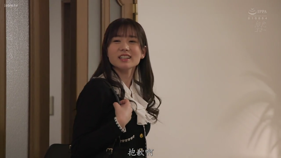 室内 · 微笑 · 半身 · 职业装 · 说话 · 单肩包 · 淑女 · 侧站