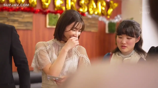 白色蕾丝连衣裙 · 交谈 · 室内聚会场所 · 人物脸部特写 · 周年庆气球 · 背景墙上有周年庆气球装饰