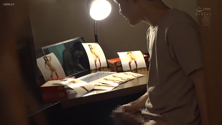 集中 · 书桌前 · 下半身裸露 · 成人影像资料 · 画面有打码 · 撸管 · 手部打码区域