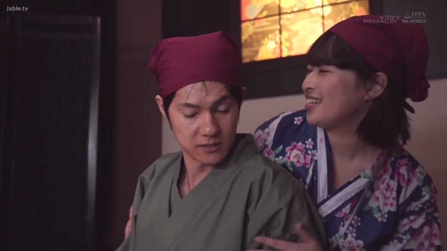 日式风格房间 · 头巾 · 两人上半身特写 · 女子含情脉脉 · 红色头巾