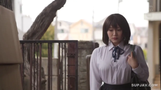 校服 · 站立 · 中景 · 户外