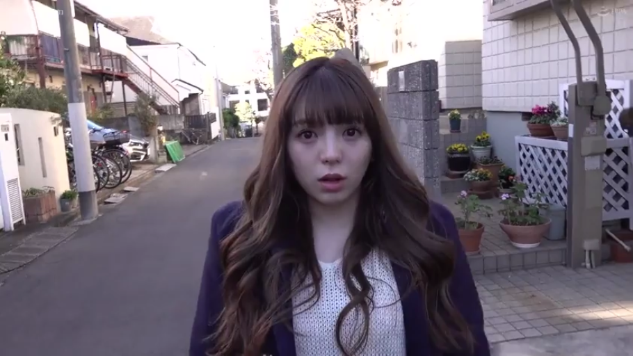 面部特写 · 外套 · 街道 · 长发 · 惊讶 · 走路 · 正面站立