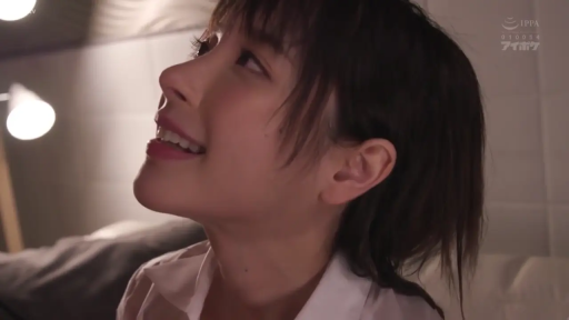 室内 · 脸部特写 · 白衬衫 · 仰视 · 互动 · 亚洲女性 · 甜美微笑