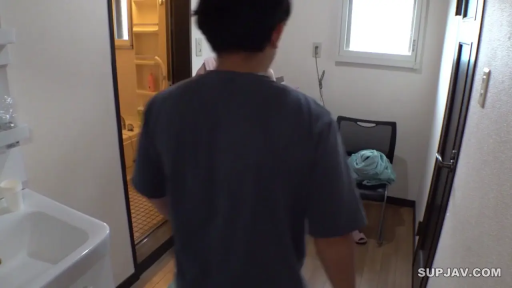 洗手间通道 · 女人衣着不清晰