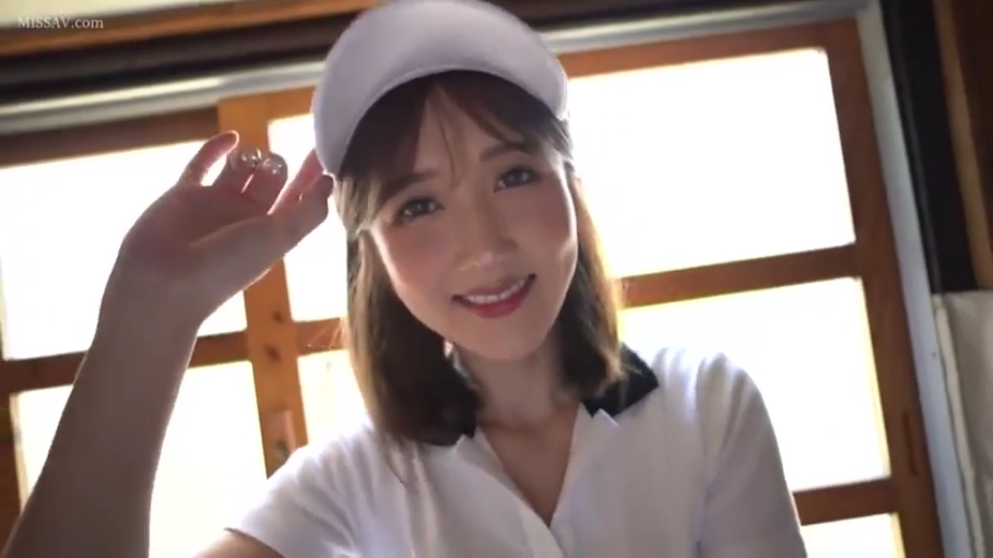 窗边 · 脸部特写 · 甜美微笑 · 白色鸭舌帽 · 白色鸭舌帽