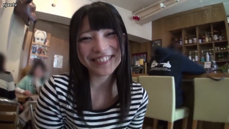 脸部特写 · 微笑 · 正坐 · 注视镜头 · 酒吧 · 黑长直 · 条纹长袖