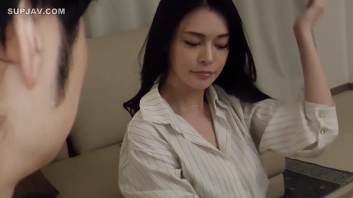 沙发 · 从容 · 白色条纹衬衫 · 女性面部特写