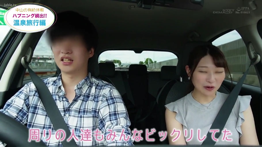 格子衬衫 · 坐姿 · 微笑 · 半身 · 谈话 · 车内 · 安全带 · 日本